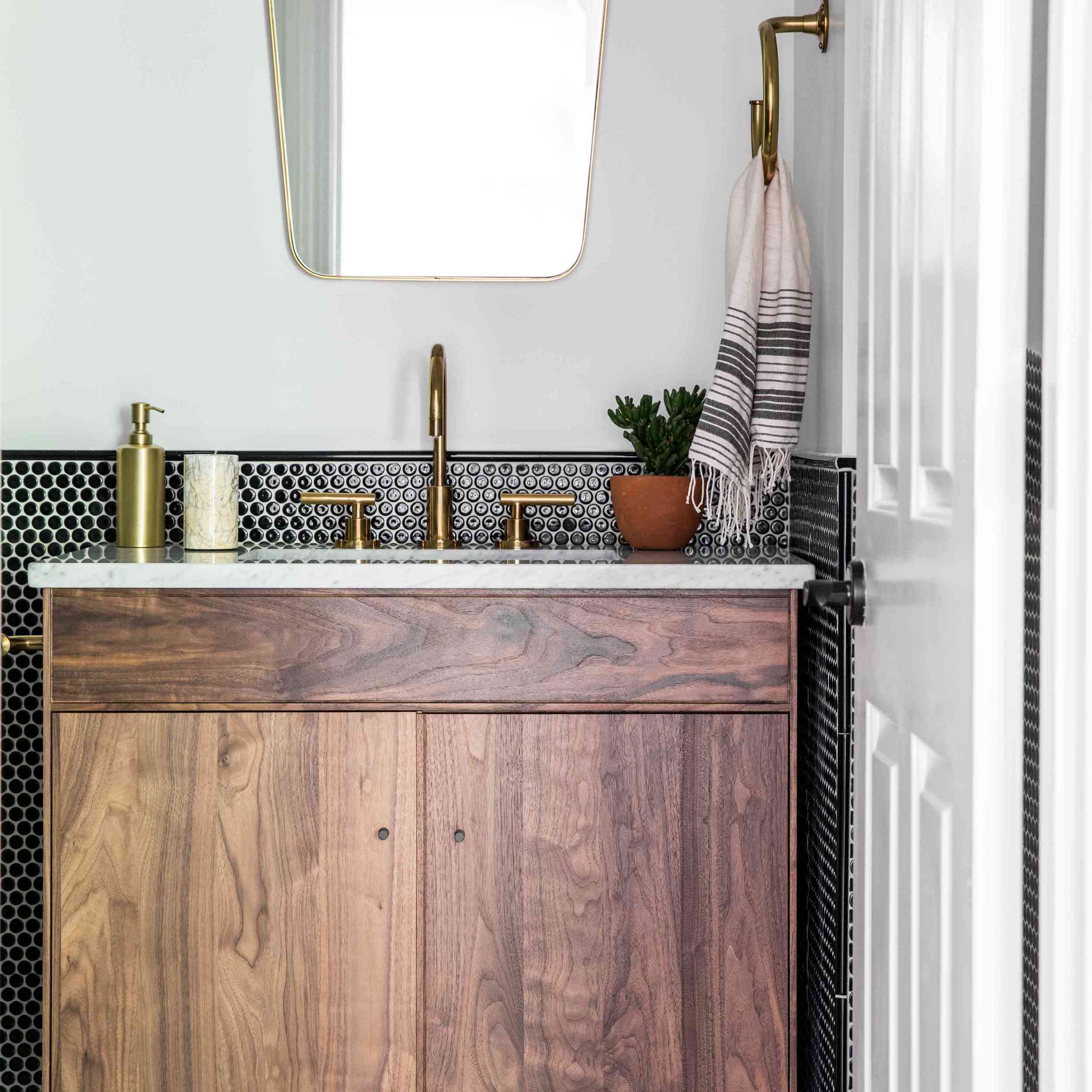 盥洗室有两种瓷砖和一面大胆的镜子