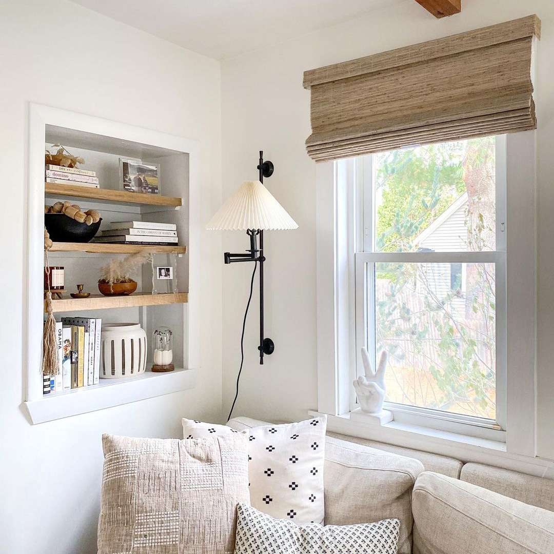 中性客厅配有内置架子。