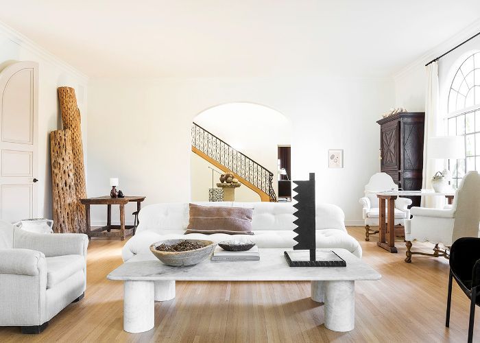 客厅里摆满了时髦的物品和艺术品