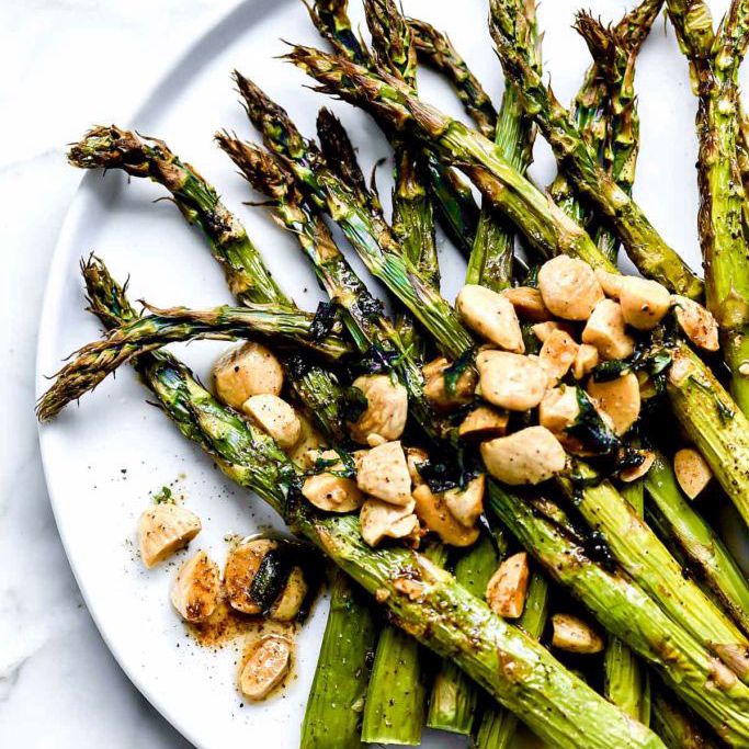 烤芦笋褐色酱和杏仁，易芦笋食谱