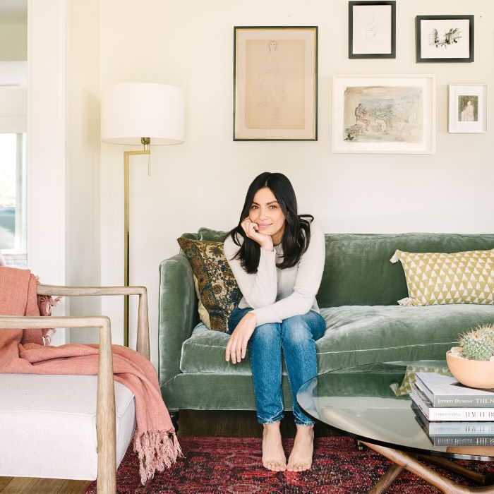 Floriana Lima在客厅里