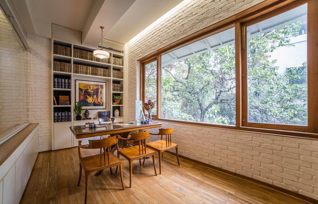 办公室有暴露的砖墙