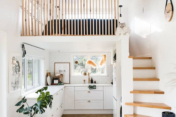 白色和明亮的微小家庭外观与两个故事。