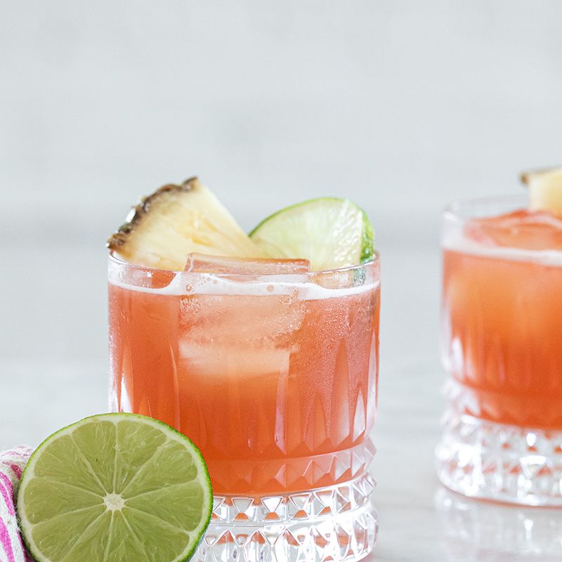 鸡尾酒配上菠萝和石灰。