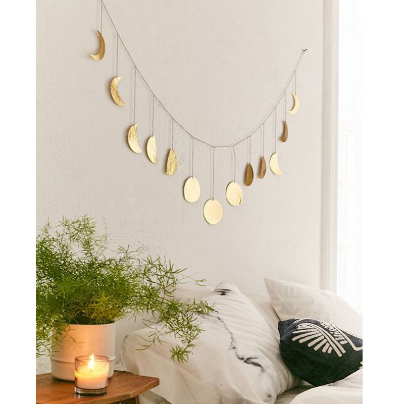 甲挂花环与表示月相金属卫星。