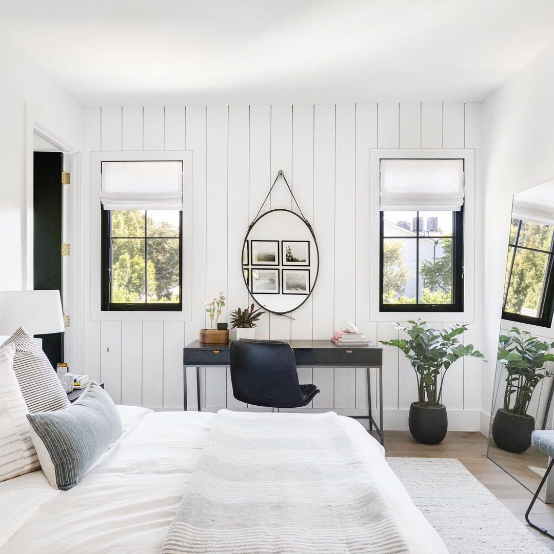 卧室里挂着一面圆镜子