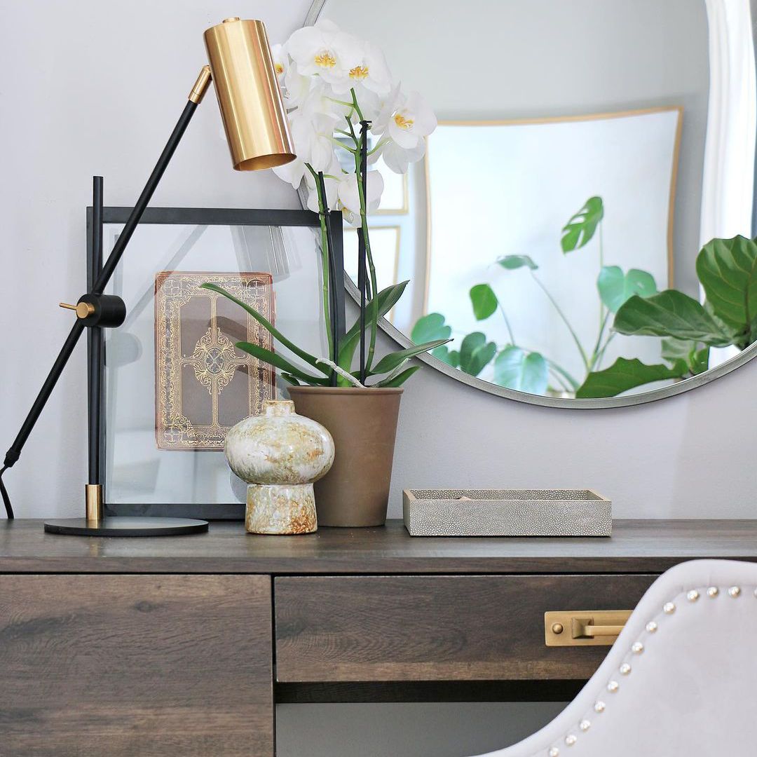 桌子有金色的口音