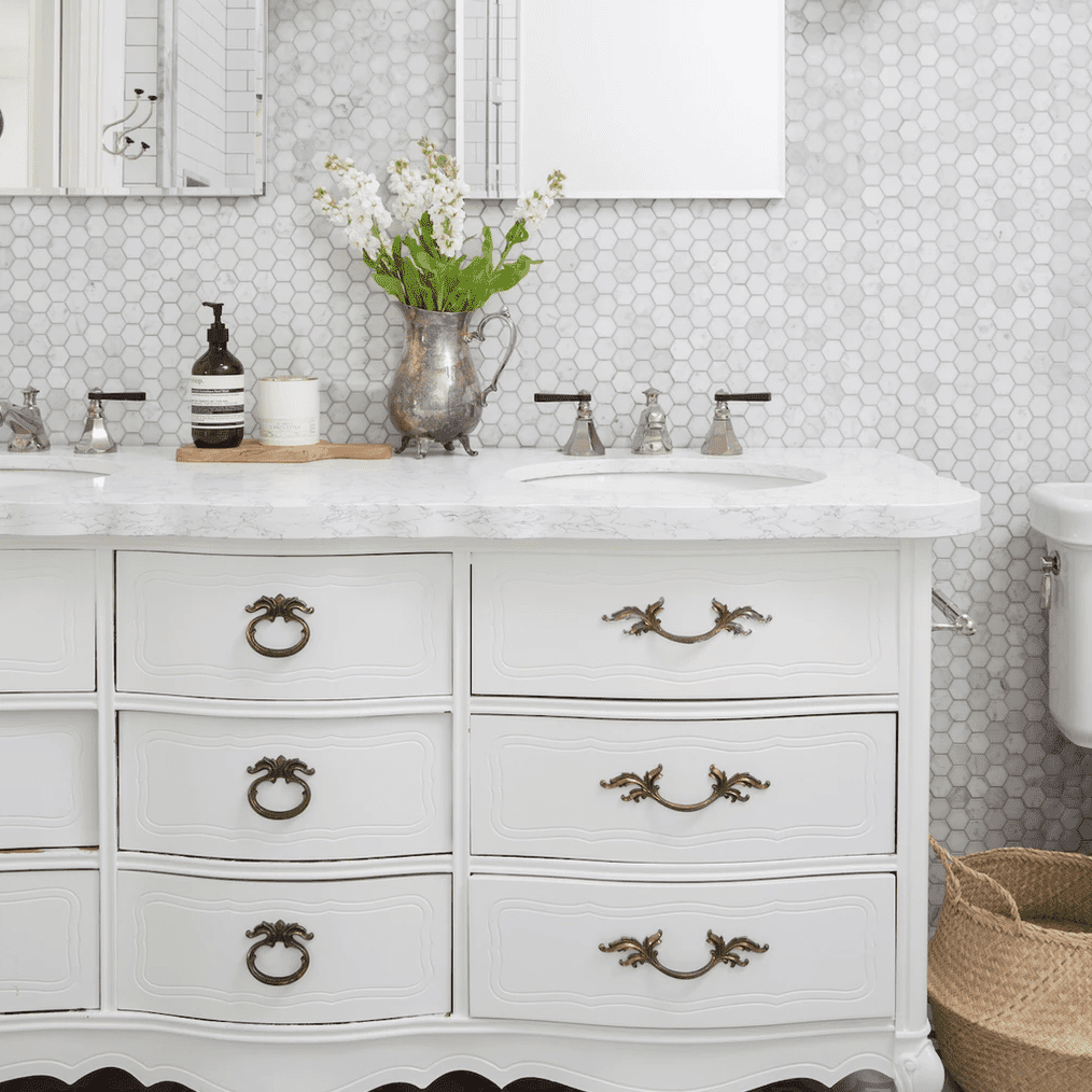 卫生间台面存储在切菜板上