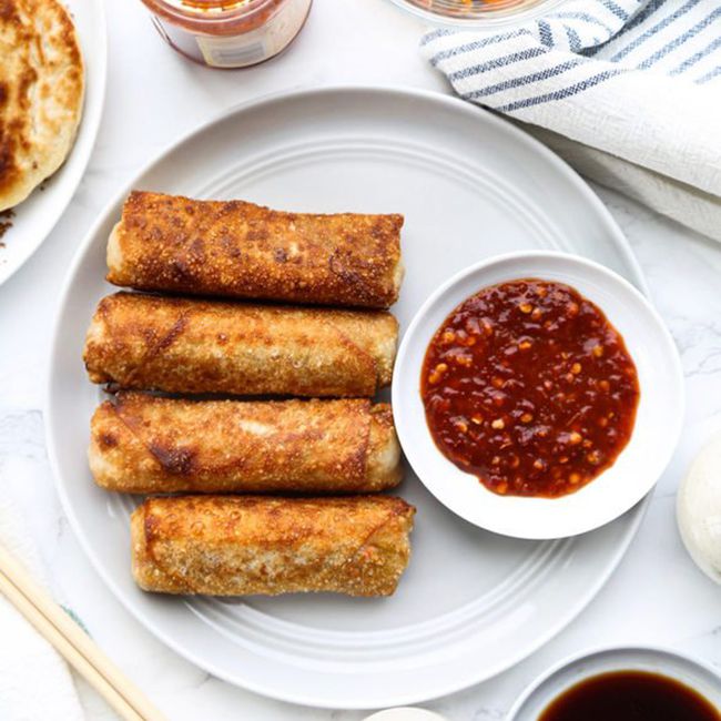 蛋卷在一块板上用酱