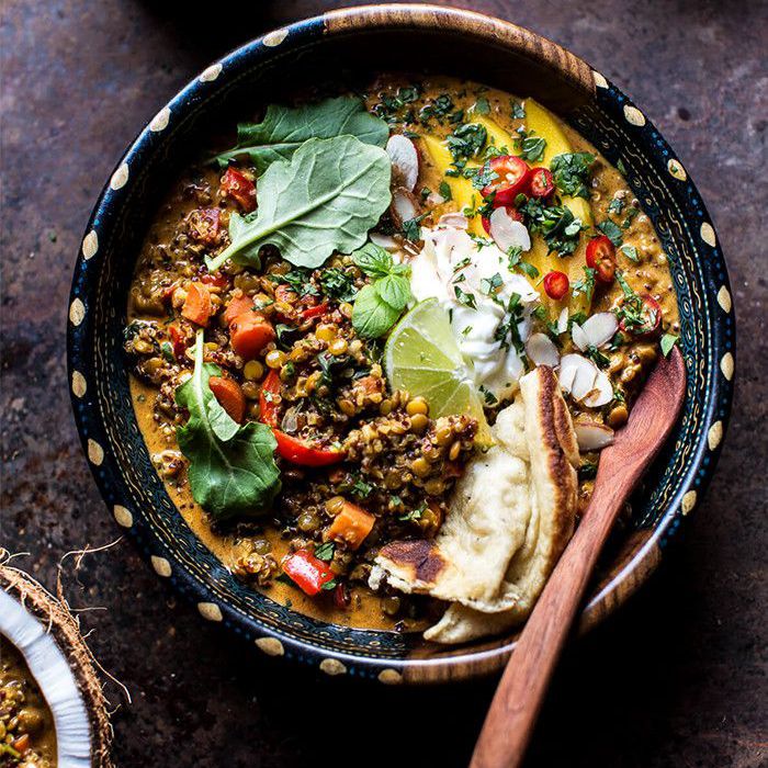 简单椰子藜和小扁豆咖喱芒果石灰