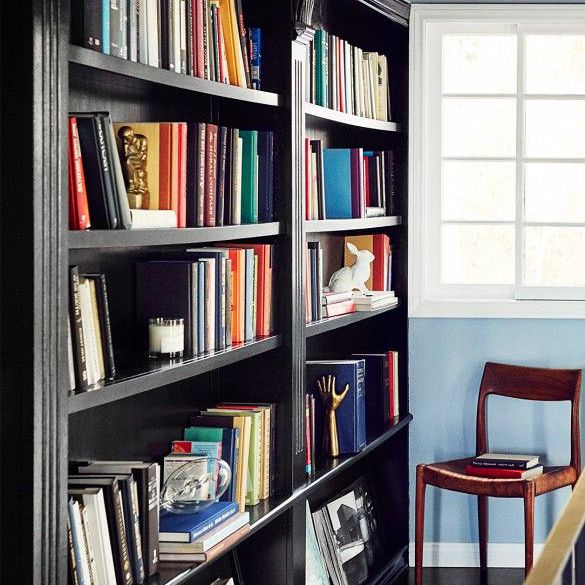 杰西卡·阿尔芭的招待所图书馆走廊