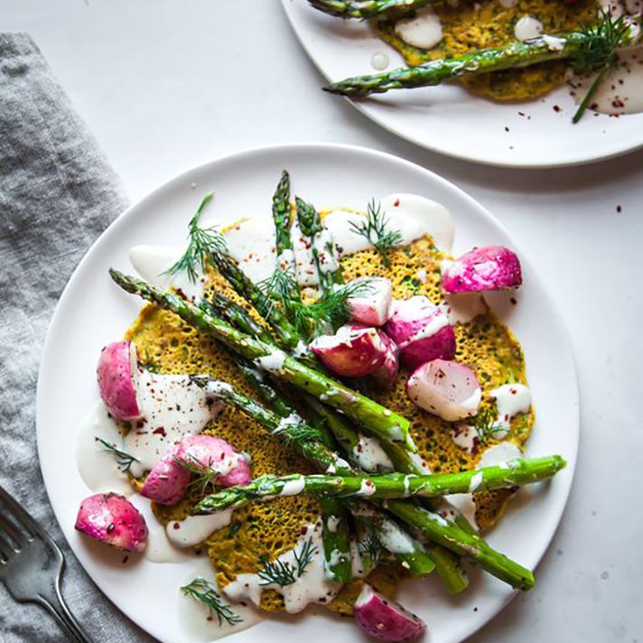 鹰嘴豆煎饼和春天的蔬菜