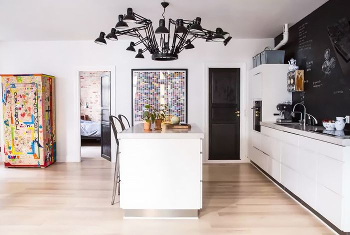 Airbnb厨房的灯光和艺术品