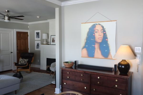 有索兰海报的入口和客厅概述。