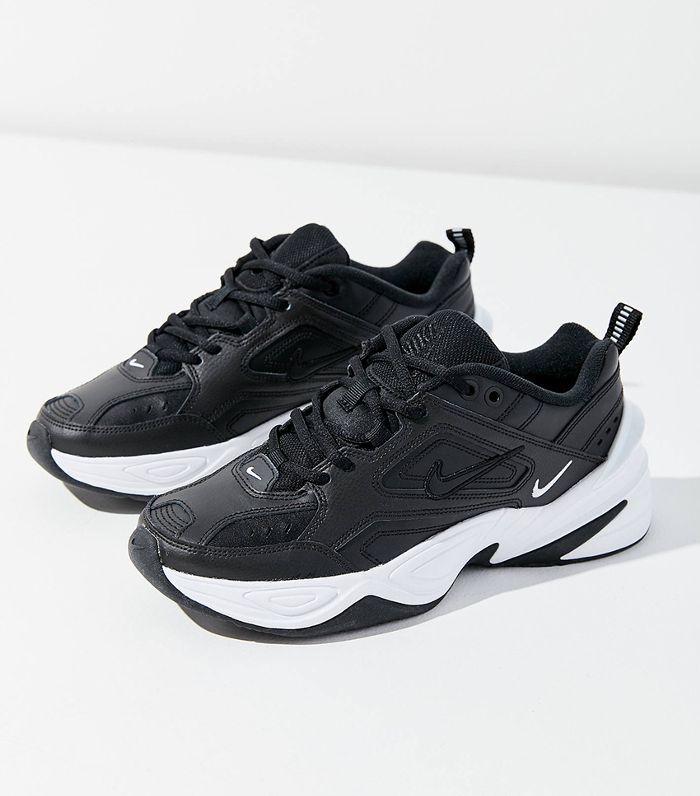 一双黑色耐克M2K TEKNO运动鞋的白色外底。