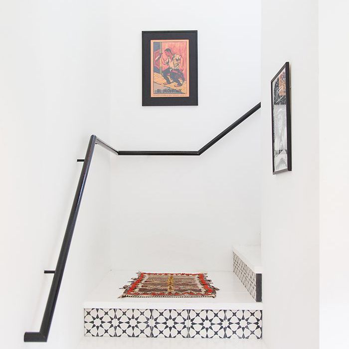 入口铺着瓷砖的楼梯和极简的装饰