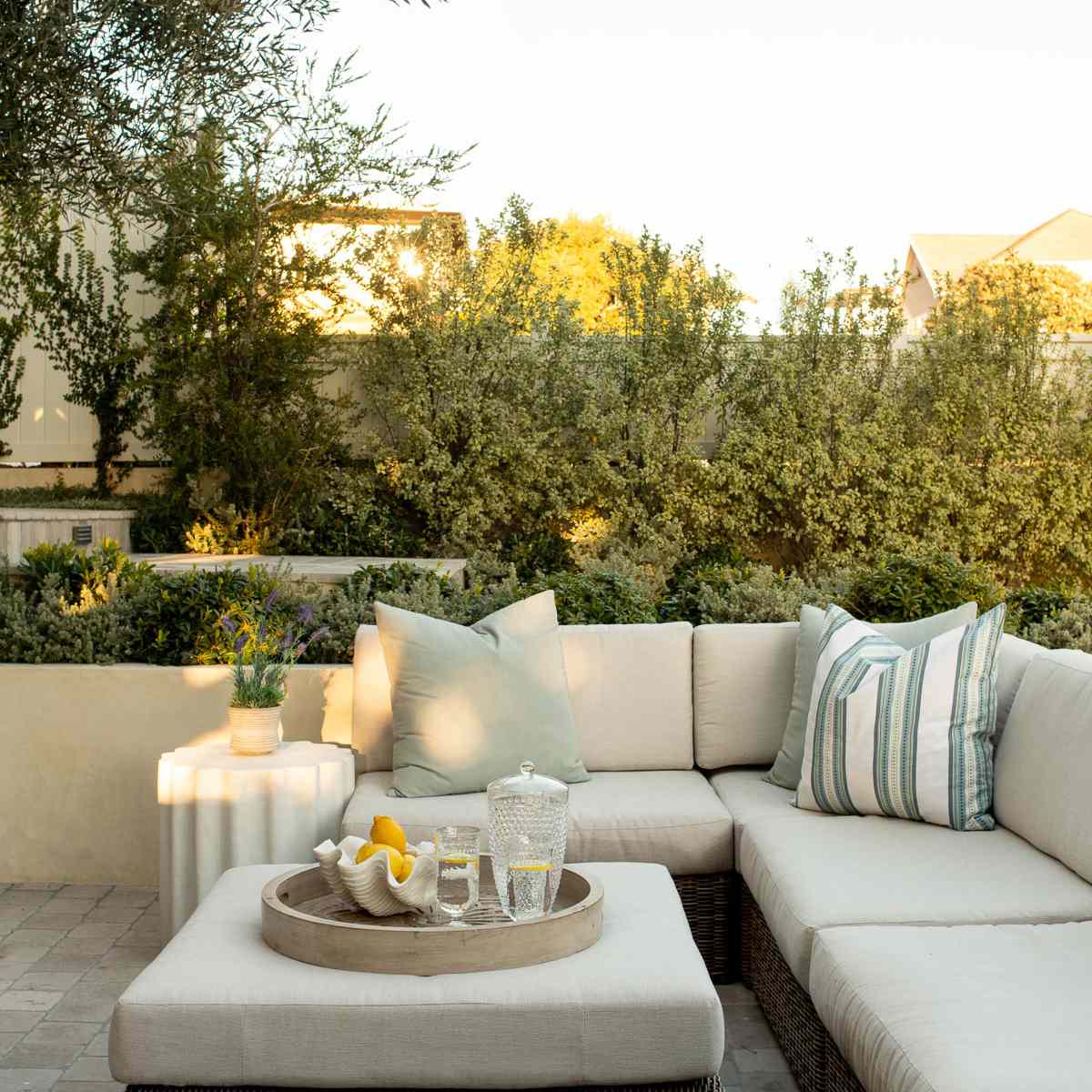 装饰有白色户外大沙发的甲板