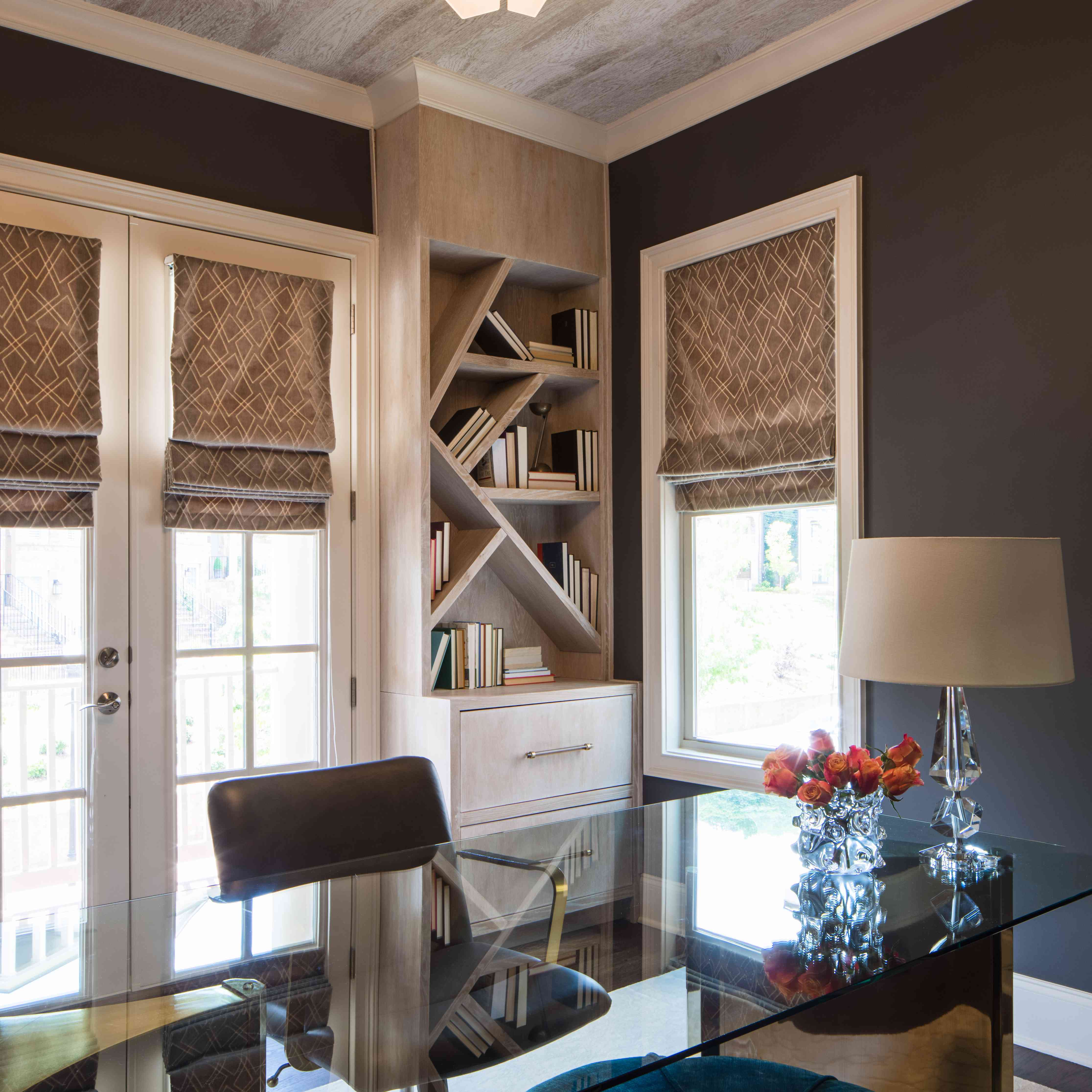 有吊灯和玻璃办公桌的办公室。