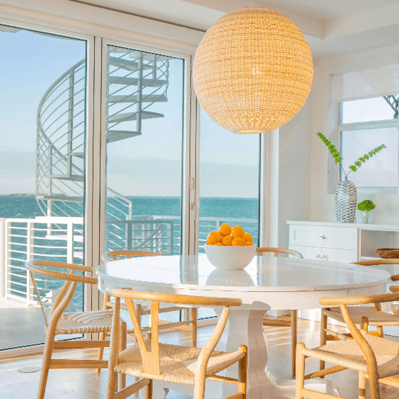 一张白色的餐桌上放着一碗橘子