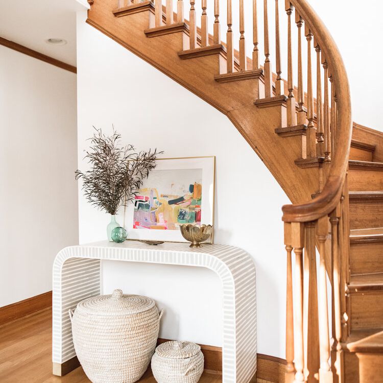 装饰有一张小控制台桌子和两个编织篮子的门厅