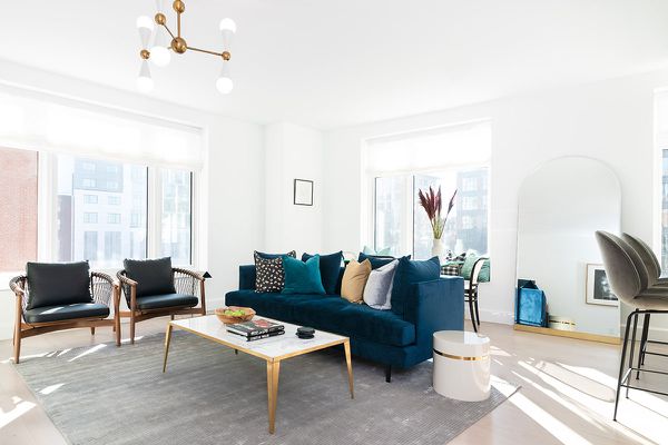 带豪华天鹅绒沙发的样板公寓。