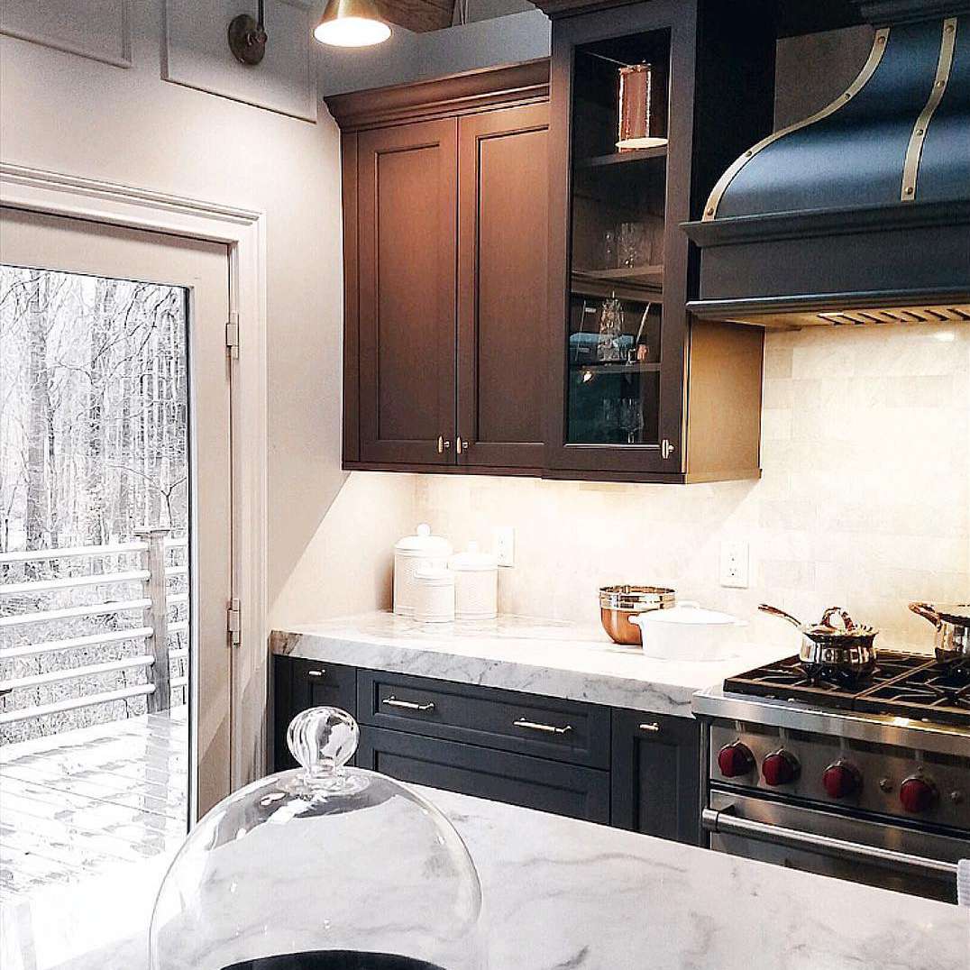 黑色和大理石厨房