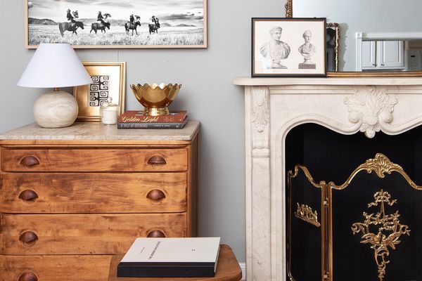 风格复古的斗篷和梳妆台。