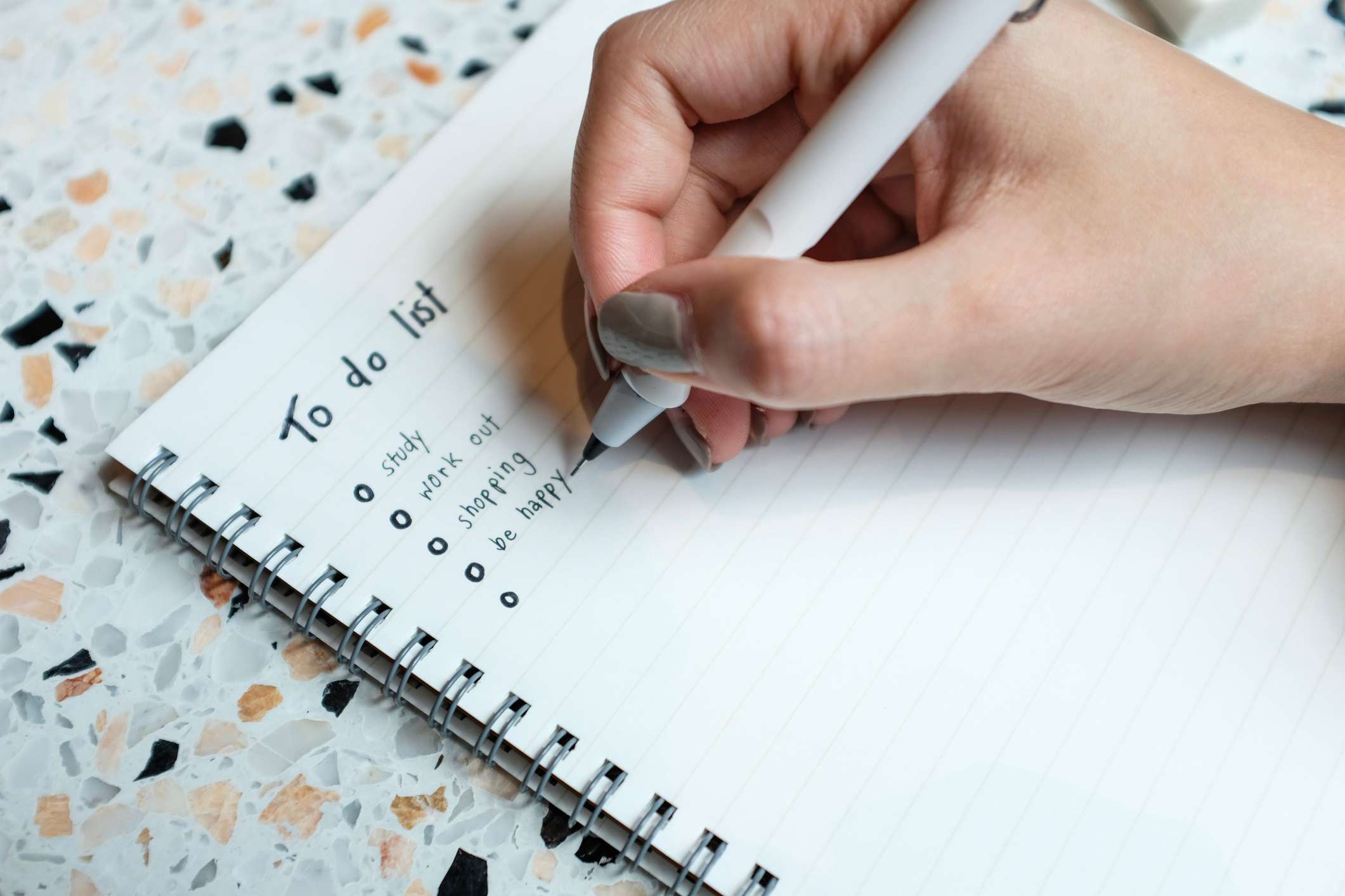 用指甲油在水磨石台面写下要做的事情。