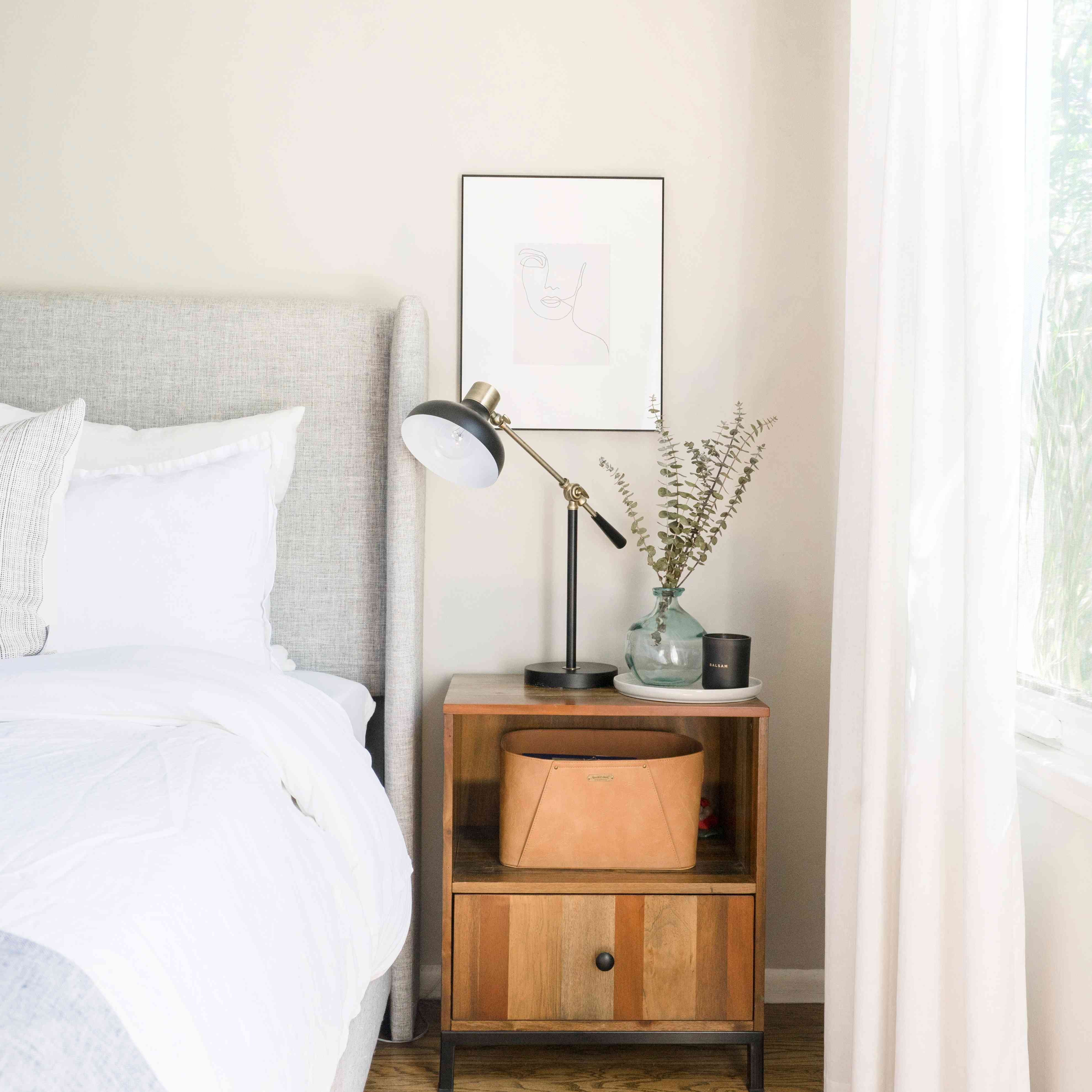 阿丽莎·阿格拉拉斯家之旅-卧室与灰色的床和中性的调色板