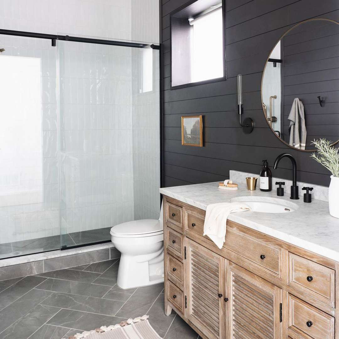 浴室有黑色的船盖