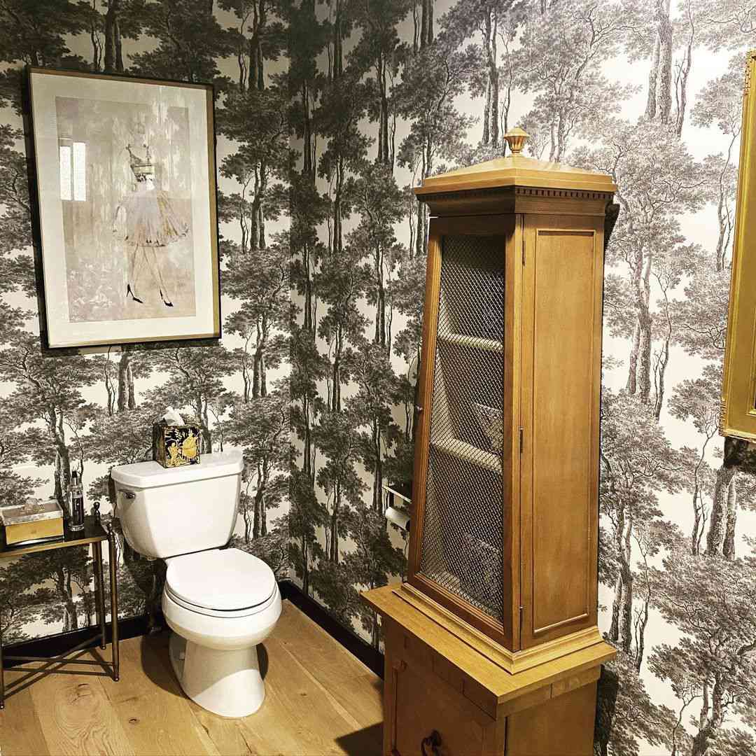 浴室有黑白墙纸