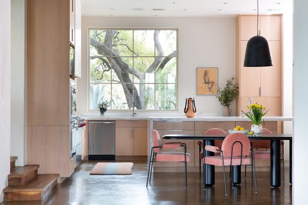 阳光明媚的厨房，粉红色的天鹅绒餐椅。