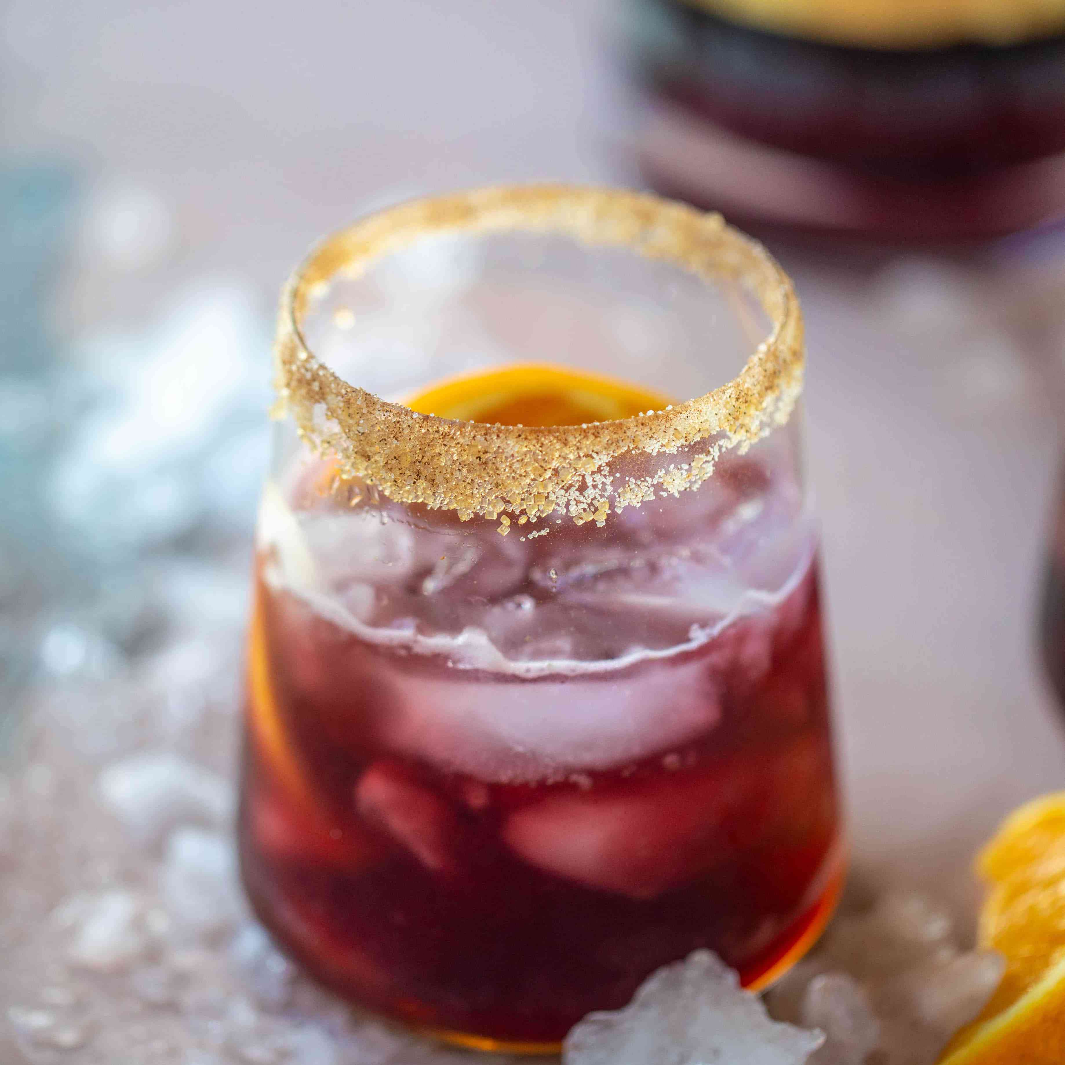 葡萄酒鸡尾酒在一个杯沿与肉桂。