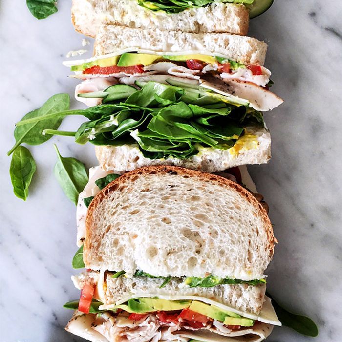 火鸡，鳄梨，黄瓜三明治