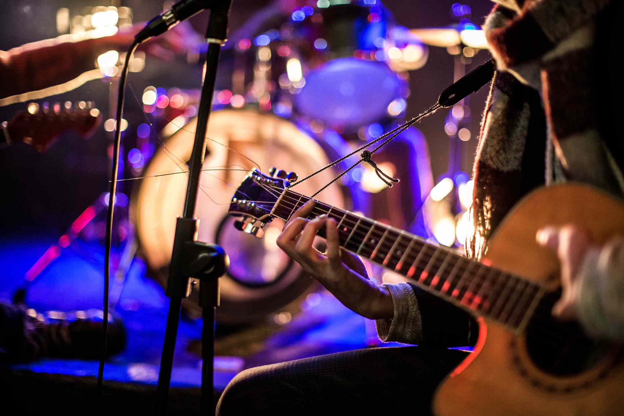 吉他在前台，后台的现场表演场地