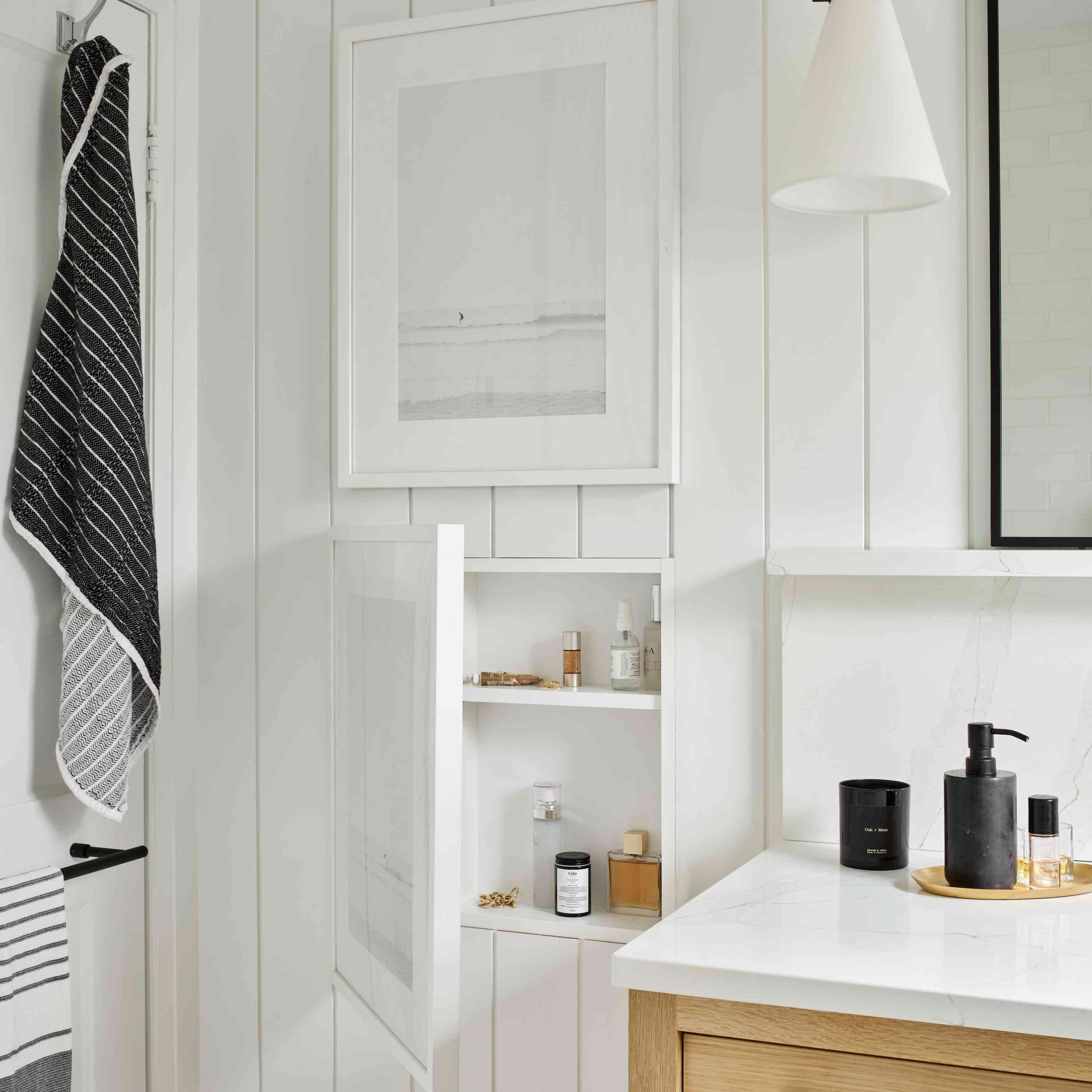 农舍风格的浴室，破烂的船板墙。