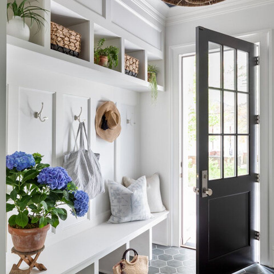 带有嵌入式的白色泥浆室。