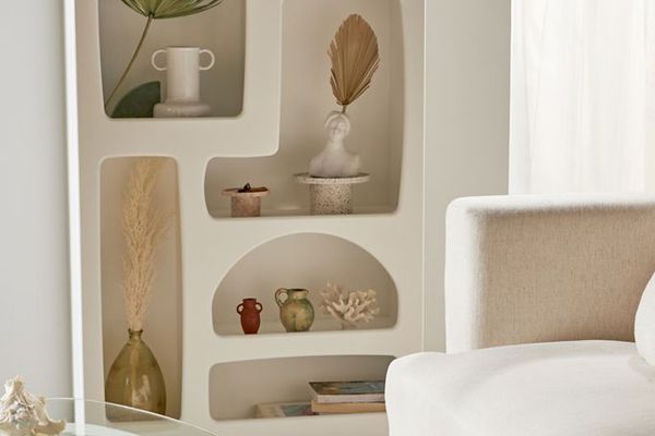 伊泽贝尔书架铅形象。