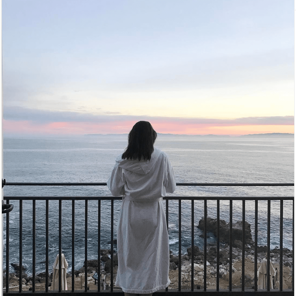 三浦苏菲在阳台上”class=