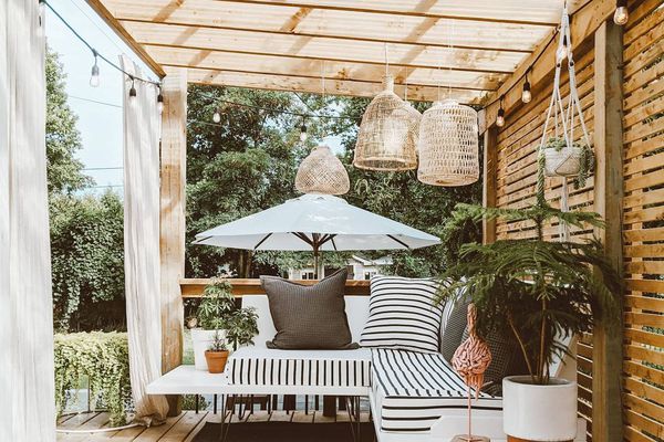 户外木制藤架，下面有浮动沙发。