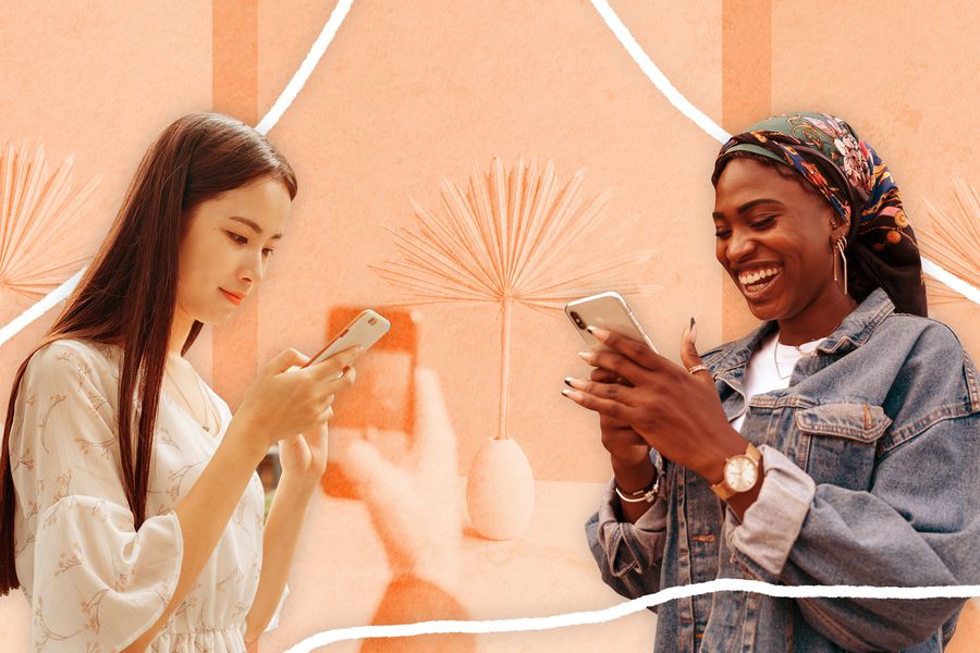 两个女人用智能手机，背后有插图背景