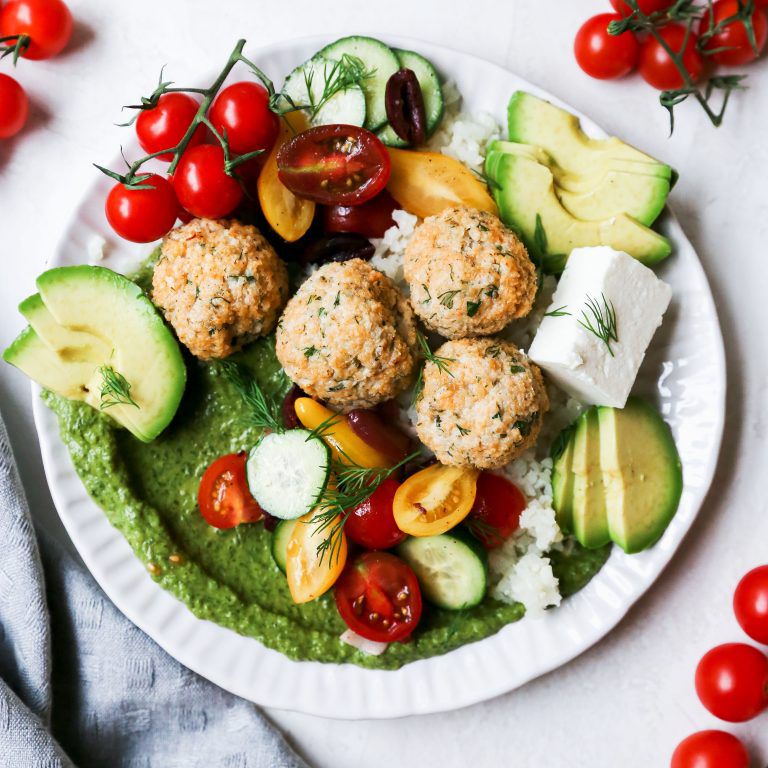 地中海鸡肉丸碗用鳄梨奶油