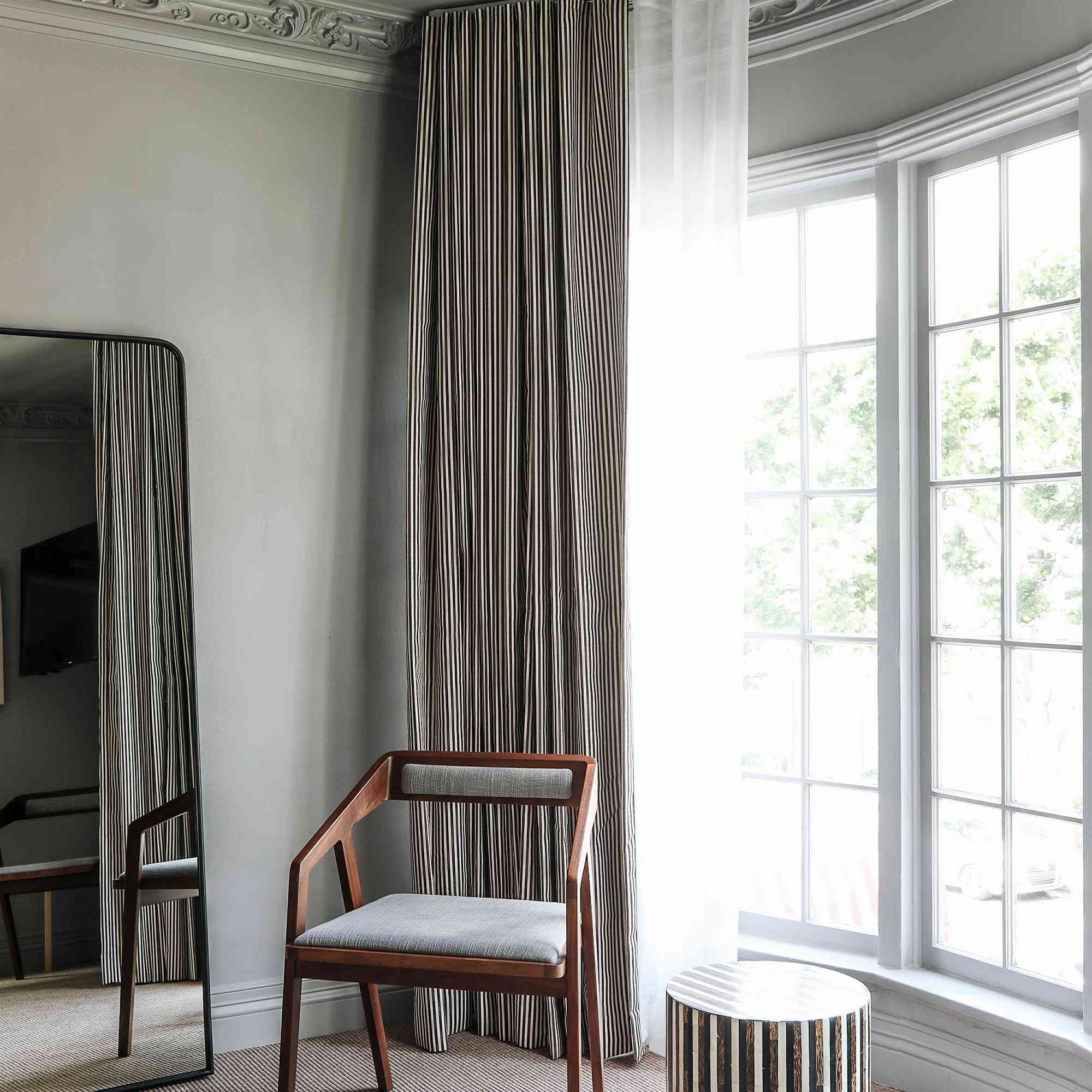 巴黎风格的卧室与地板长度的窗帘。