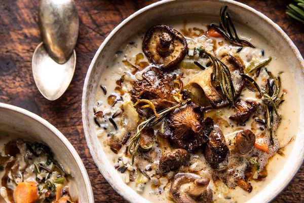 如何储存蘑菇 - 奶油野生米饭和鸡汤配烤蘑菇