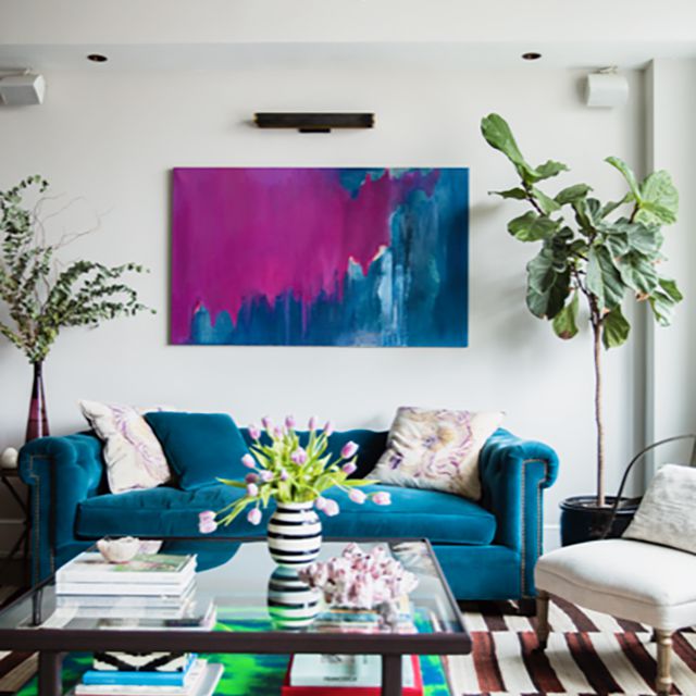 客厅沙发蓝色和植物