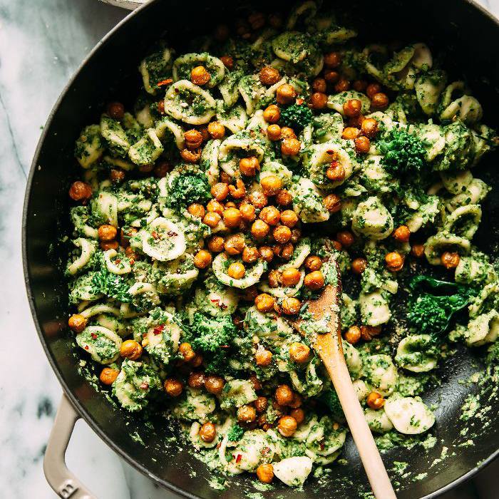 椰菜、拉贝、香葱、香蒜沙司和烟熏鹰嘴豆