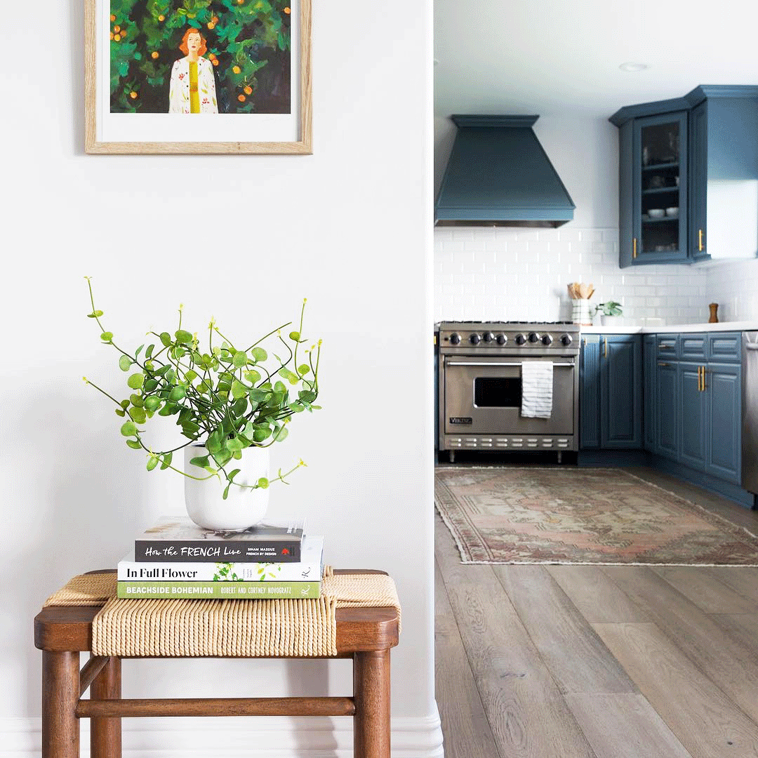 通过装饰的变化来照亮一个黑暗的房间