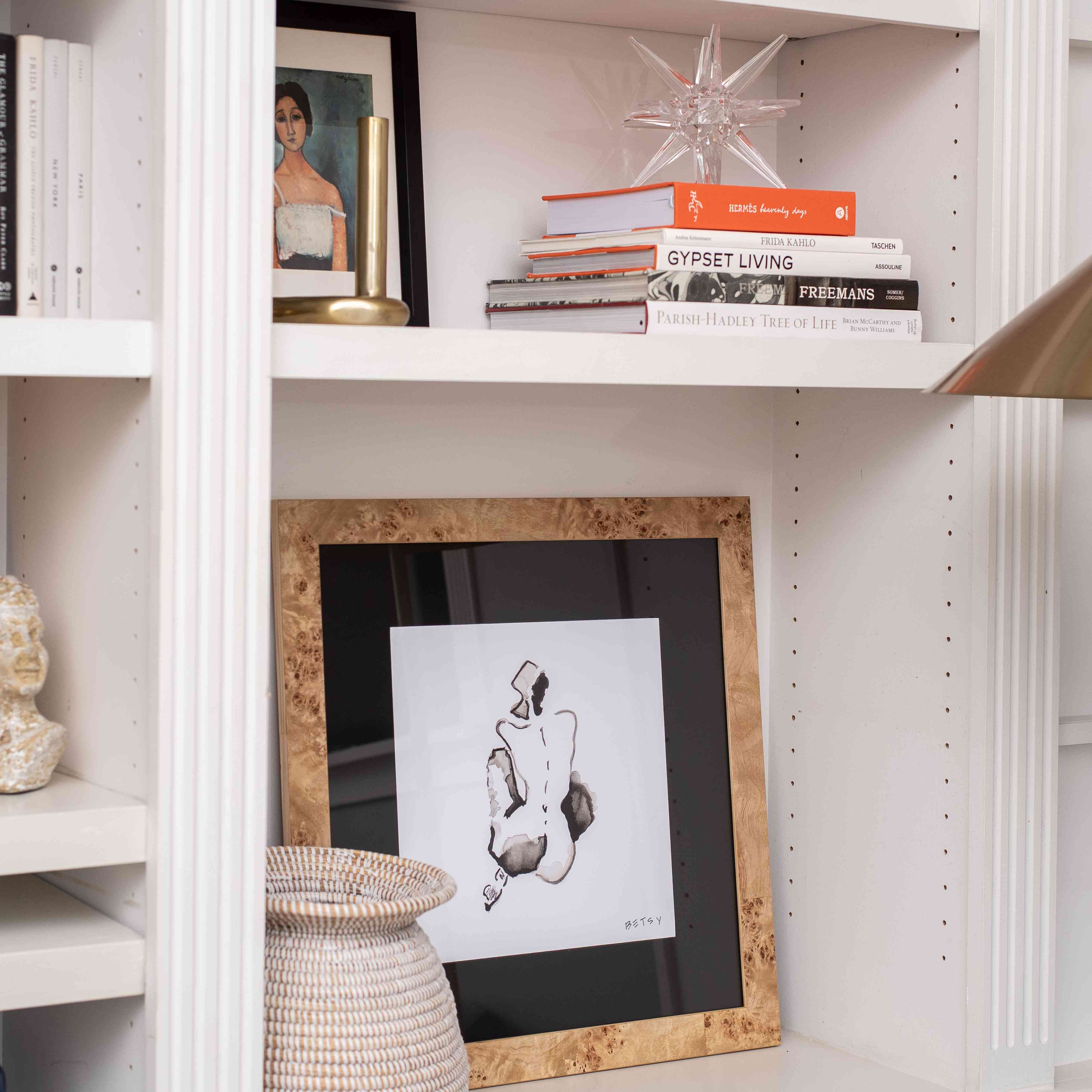 在架子的Burl木框架。