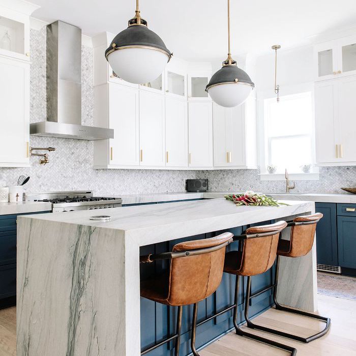 大理石和蓝色的厨房