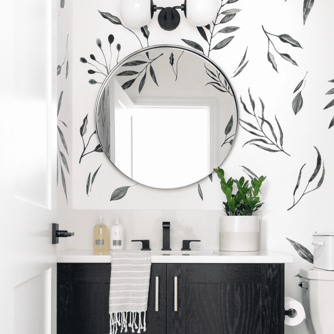 有黑白墙纸的浴室